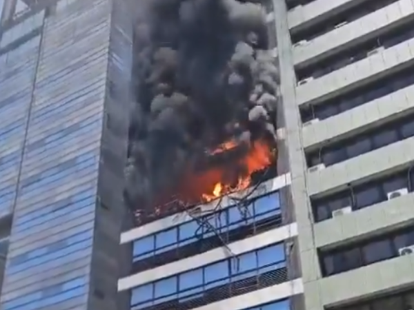 Los videos del terrible incendio en el edificio lindero a la Secretaría de Trabajo de la Nación