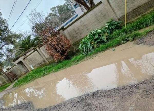 "No pueden circular autos": Crecen los reclamos por las zanjas que se desbordan en una cuadra en Villa Elvira