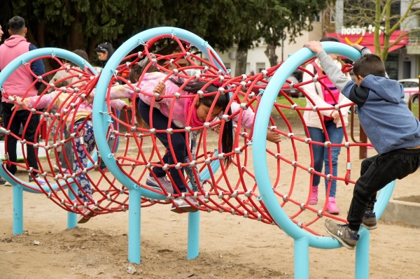 Se instaló un nuevo patio de juegos en Parque Alberti: cuenta con accesibilidad y seguridad para la diversión de los chicos