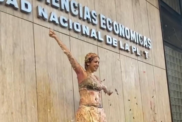"Sin música lo hizo, una genia": se recibió en la Facultad de Económicas de la UNLP y su alocado festejo se volvió viral
