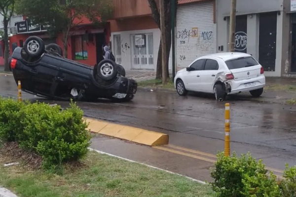 Milagroso accidente en La Plata: un auto chocó contra otro estacionado y volcó en plena diagonal 73