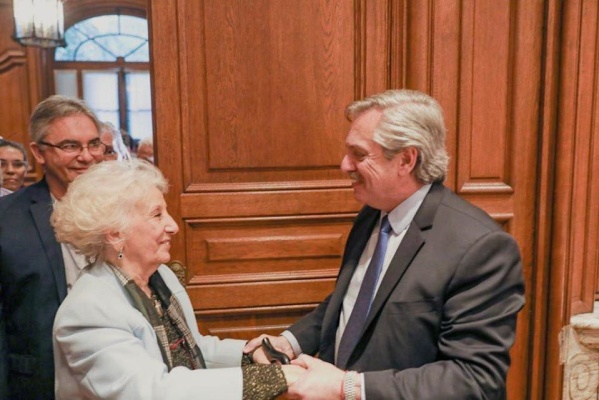 Alberto Fernández saludó a las Abuelas de Plaza de Mayo en un nuevo aniversario: "La búsqueda continúa"
