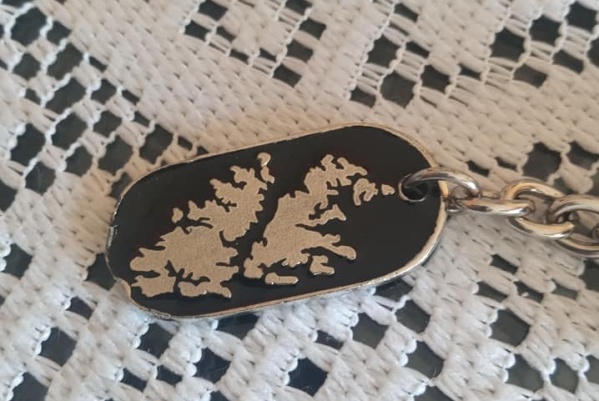 Un ex combatiente le vendi&oacute; un llavero de Malvinas a una platense y pide ayuda para volver a verlo: "Nunca m&aacute;s lo encontr&eacute;"