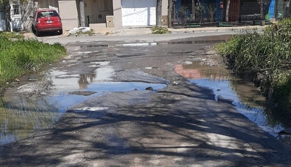 Vecinos de la zona de 59 y 146 reclaman por una pérdida de agua que imposibilita el cruce de los niños a la escuela