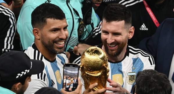 El Kun reveló que Messi lo retó cuando lo vio tomar en los festejos de Argentina: "Si me pasaba algo que sea ahí en Qatar"
