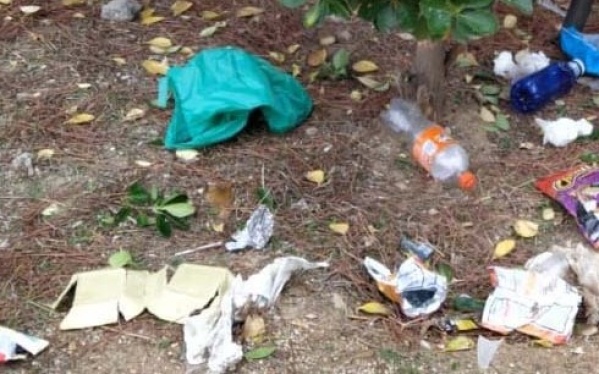 Vecinos reclaman por la mugre que se junta en la plazoleta de 144 y 60