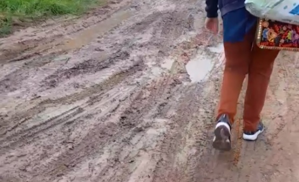 "Caen dos gotas de agua y es intransitable": en Melchor Romero exigen mejoras en las calles de tierra