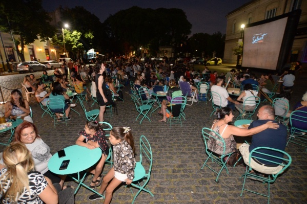 Se proyectará "Charlie y la Fábrica de Chocolate" al aire libre en la Estación Provincial de 17 y 71