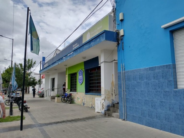 Vecina de Los Hornos alertó por "sospechosos" que vigilan en los comercios: "Estoy segura que si salía, me metían de nuevo"