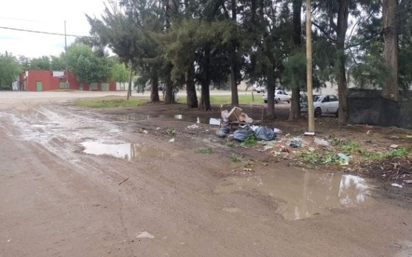 En Ángel Etcheverry piden que pavimenten una calle porque es un "peligro cuando llueve"