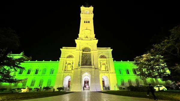 El Palacio Municipal se iluminó con los colores de la bandera de Brasil