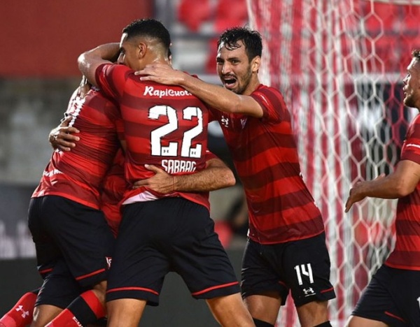 Primera baja en Estudiantes: llega, firma y se va