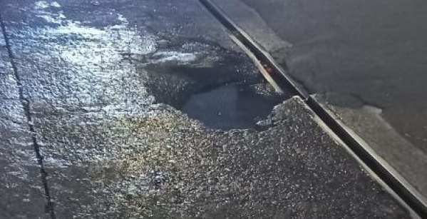 En Los Hornos piden que se reparen los baches de las calles: "Un asco el pozo que hay"