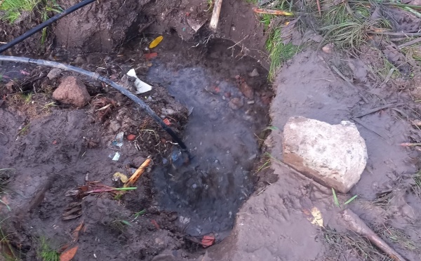 Vecinos de Los Hornos piden que arreglen un caño maestro que se rompió en la calle 57 y 153