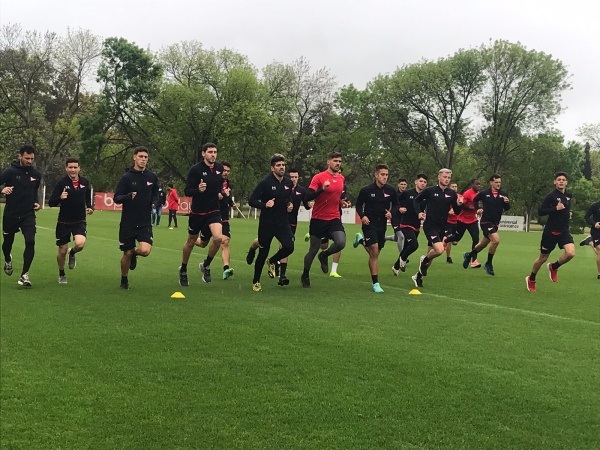 Estudiantes le abrió las puertas a la prensa, trabajó bajo la lluvia y le apunta a Defensa y Justicia