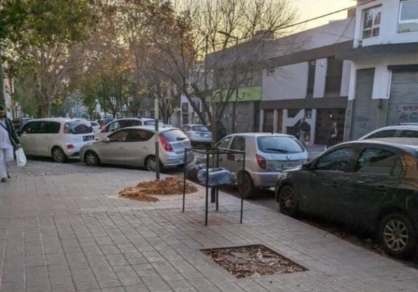 En Diagonal 77 y 43 piden mayores controles a los autos que se estacionan "como quieren"