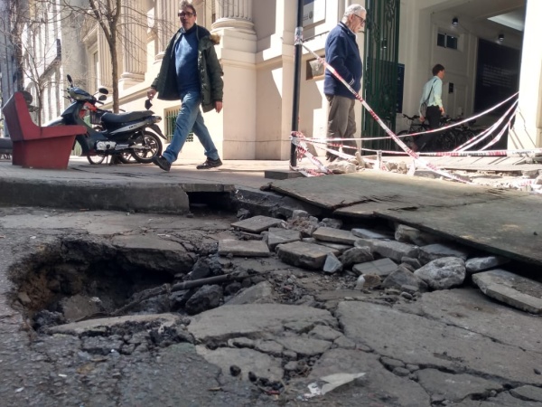 "Está intransitable": Un caño de agua roto se "comió" parte de una vereda en pleno centro platense