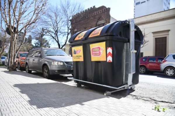 Un conteiner lleno de basura y olor insoportable en pleno centro platense
