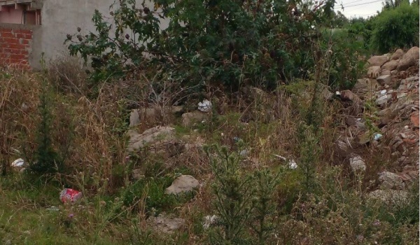 Vecinos de Altos de San Lorenzo reclaman por un terreno abandonado lleno de escombro