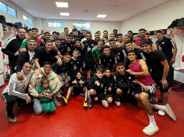 La emoción de los pibes Lobos tras el debut de Manganelli