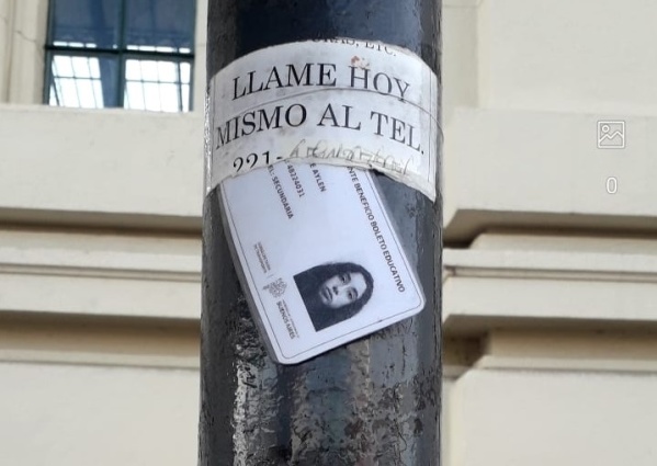 Encontr&oacute; un carnet perdido en La Plata y lo dej&oacute; enganchado de un poste para que su due&ntilde;a lo encuentre