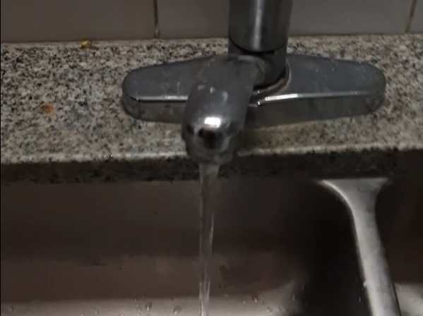 En 65 y 138 se quejaron por la baja presión de agua: "Pagamos la boleta pero no hay soluciones"