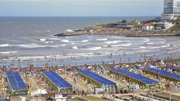 Insólito: en las vacaciones en Mar del Plata resulta más caro alquilar una carpa en Playa Grande que un departamento