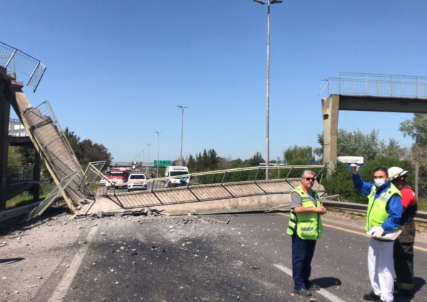 Caos de tránsito en la Ruta 2: un camión con semirremolque derrumbó un puente peatonal a la altura de El Pato