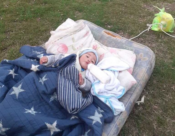 Una abuela platense y sus dos nietos quedaron en la calle y duermen en las plazas: "Es una situación de mucha urgencia"