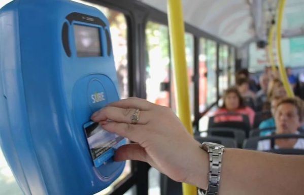 "Caminá": una platense pidió si alguien le podía cargar la SUBE, una mujer reaccionó mal y varios salieron a defenderla