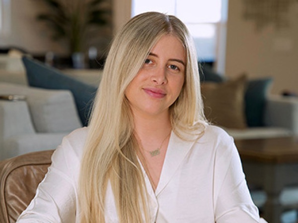 Vendía sus resúmenes en redes sociales y se convirtió en millonaria