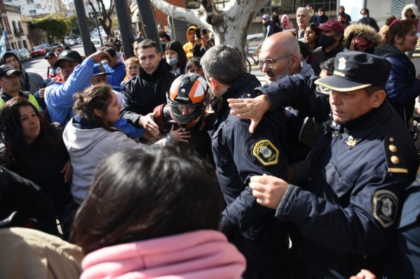 Disturbios entre un motociclista y cooperativistas en 12 y 50: embisti&oacute; a los manifestantes e intentaron lincharlo