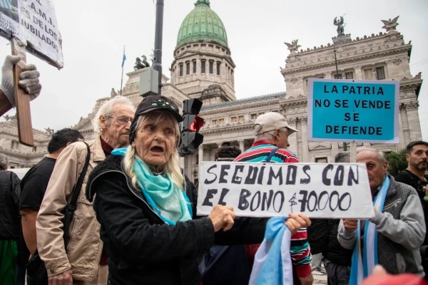 Podría aprobarse este miércoles en la Cámara de Diputados el aumento del bono de 70 mil pesos para los jubilados