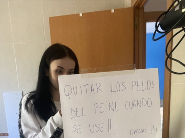 "Me siento mal": una joven se encontró con un incómodo cartel en el baño de la casa de su novio y la situación se viralizó