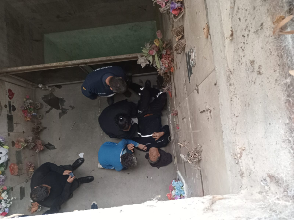 Un sepulturero cay&oacute; 6 metros a un subsuelo en el Cementerio de La Plata por la rotura de un acr&iacute;lico