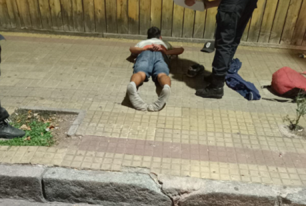 Policías quisieron detener una pelea entre tres hombres en La Plata y casi terminan apuñalados