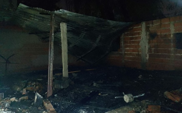 Milagro en Ensenada: golpeó a su mamá, la encerró, prendió fuego la casa y la salvaron los vecinos