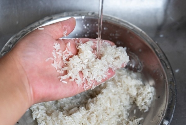 ¿Por qué es importante lavar el arroz antes de cocinarlo?