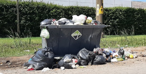Vecinos de Los Hornos reclaman por los contenedores que explotan de basura