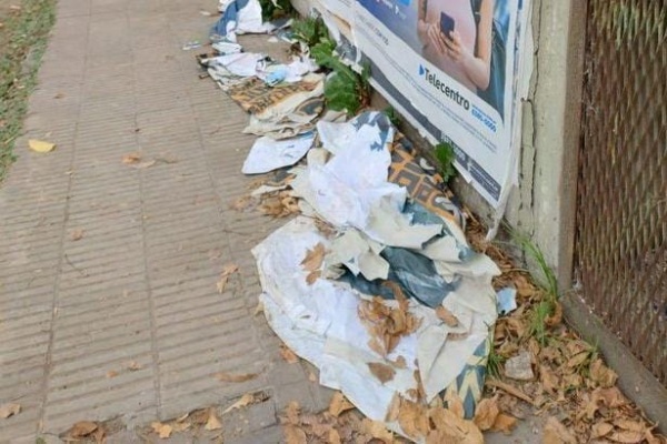 Vecinos 25 y 528 se quejaron por la mugre que hacen los carteles que dejan tirados en plena calle