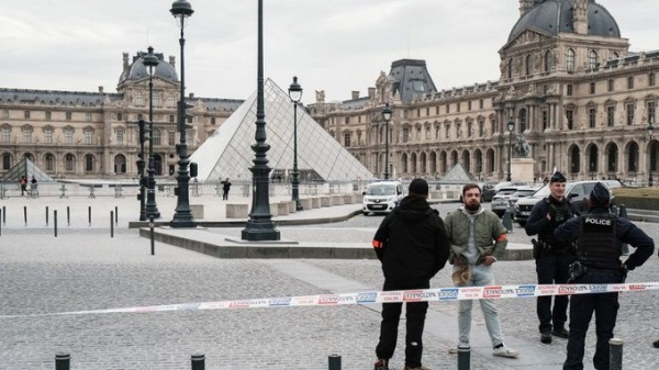 Robo en el Louvre: Un turista grabó el momento en que un ladrón rompía una vitrina con joyas históricas