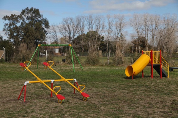 Renovaron y le agregaron juegos infantiles a la plaza del barrio platense Los Porteños