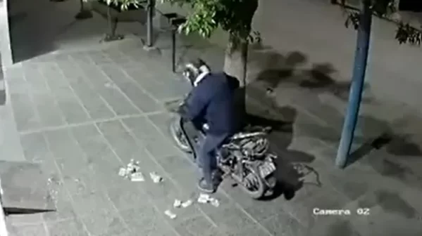 Un motochorro entr&oacute; a robar a una verduler&iacute;a y cuando quiso escapar se le cay&oacute; el dinero en la vereda