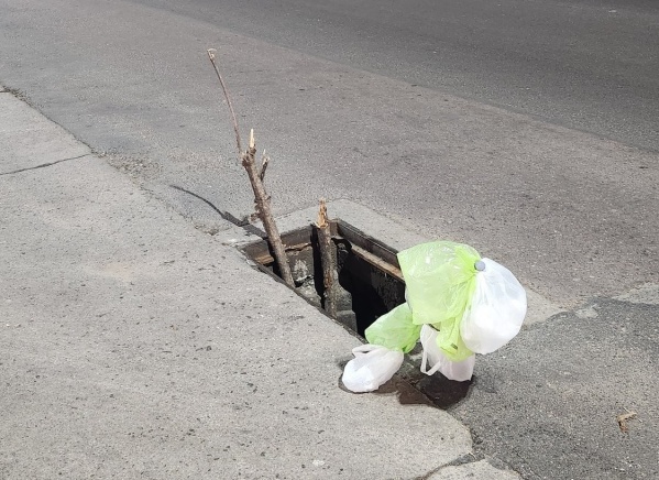 En Cantilo y Camino Centenario alertaron por un peligroso pozo