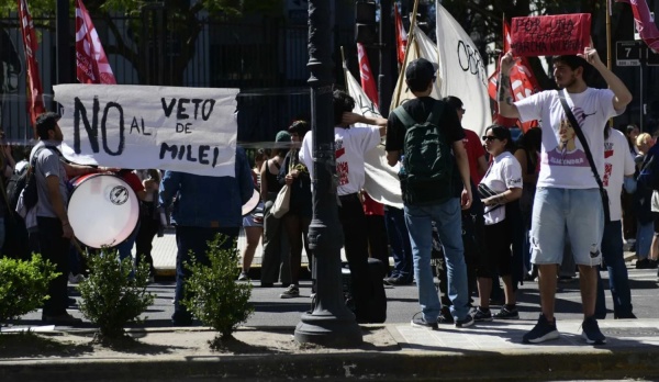 Docentes de La Plata marcharon al Congreso para exigir el rechazo al veto de la Ley de Financiamiento Universitario