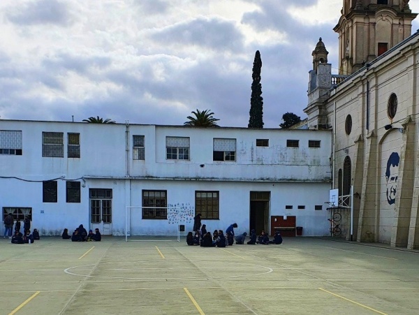 Una alumna de Ensenada denunció que un compañero la encerró en el polideportivo para abusarla: la siguió tocando en clase