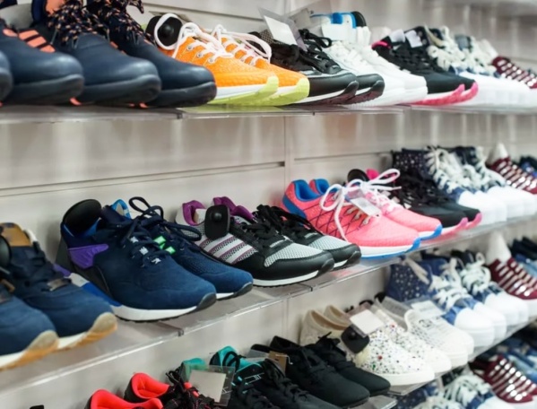 Ladrones se alzaron con 100 mil dólares en zapatillas pero por un insólito error no podrán revenderlas