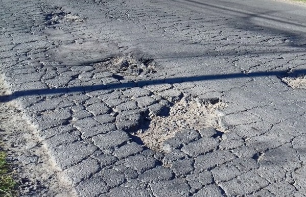 En Los Hornos exigen que reparen una calle que está llena de pozos