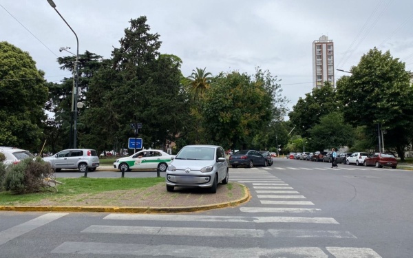 Vecinos reclamaron por autos mal estacionados en la zona de 1 y 51