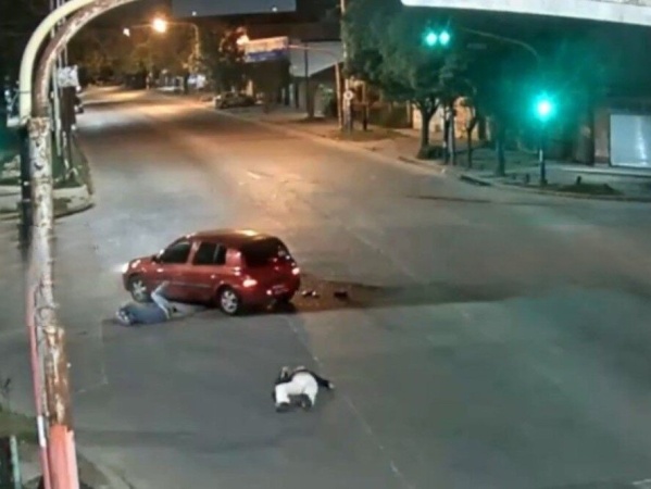 Así fue el impactante accidente entre un auto y una moto en La Plata